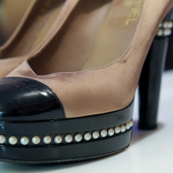 CHANEL Platform Pearl Leather Black and Brown Pumps - Picture 7 of 9